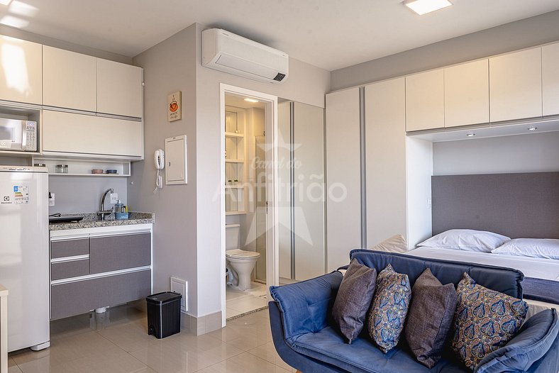 Studio com piscina climatizada, vaga e A/C