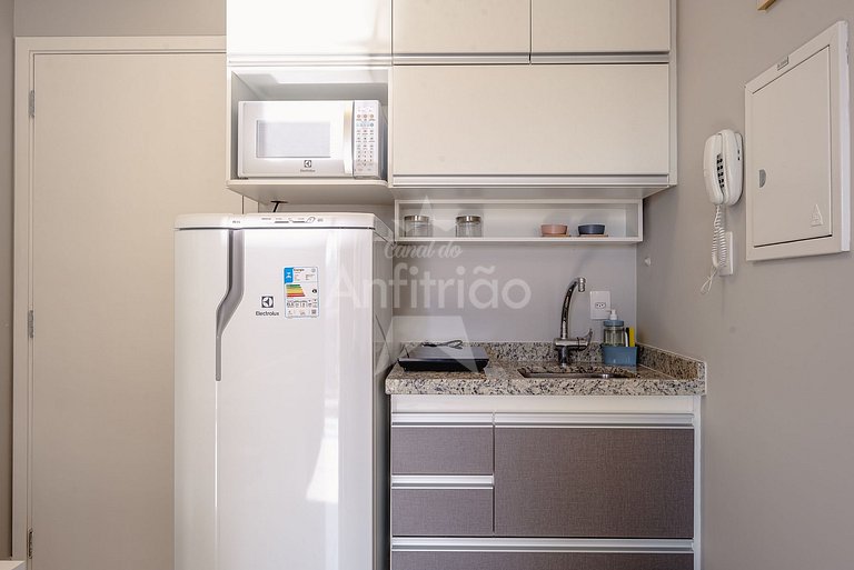 Studio com piscina climatizada, vaga e A/C