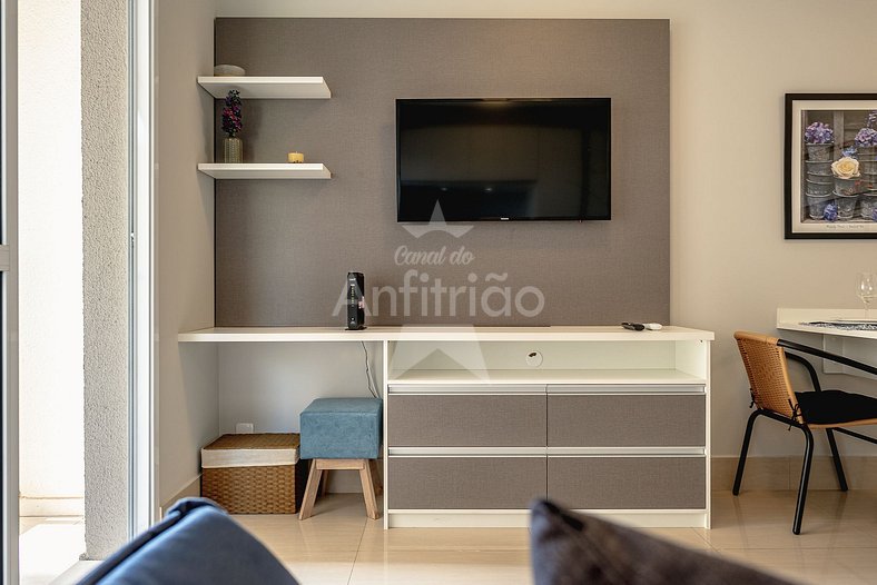 Studio com piscina climatizada, vaga e A/C